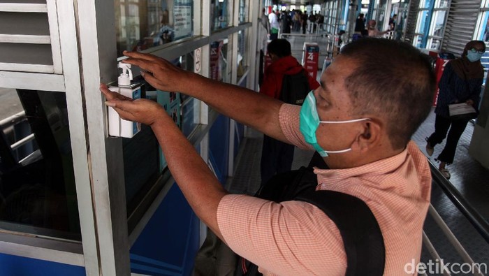 Fasilitas Antiseptik Gratis Tersedia di Halte Harmoni Fasilitas antiseptik gratis tersedia di halte TransJakarta Harmoni. Keberadaan antiseptik gratis itu sebagai salah satu upaya mencegah penyebaran virus corona.