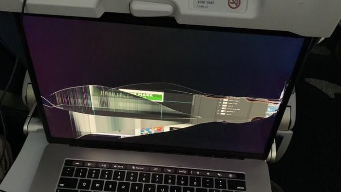 Laptop penumpang rusak