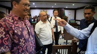 Gugatan itu terdaftar dengan nomor perkara No. 27/PDT.GS/CLASS ACTION/LH/2020/PN.Jkt.Pst tertanggal 13 Januari 2020. Warga yang tergabung dalam gugatan ini sebanyak 243 orang. Mereka menuntut Anies mengganti rugi sejumlah Rp 42,3 miliar.