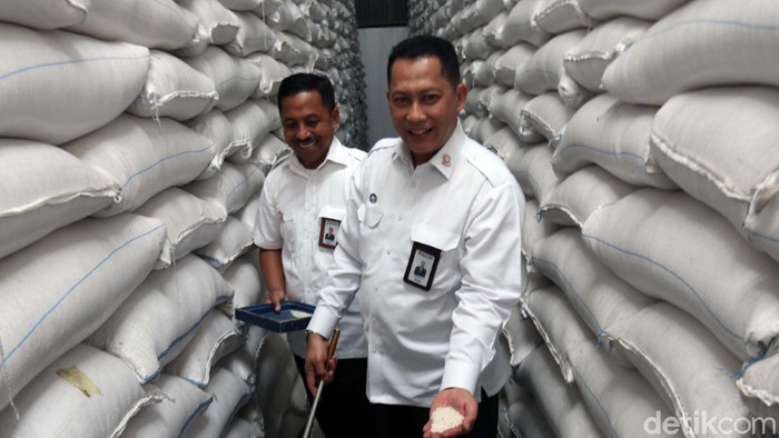 Direktur Utama Perum Bulog Budi Waseso mengunjungi Gudang Bulog Gedebage, Bandung, Selasa (3/2). Buwas memastikan stok beras untuk Idul Fitri 2020 aman.