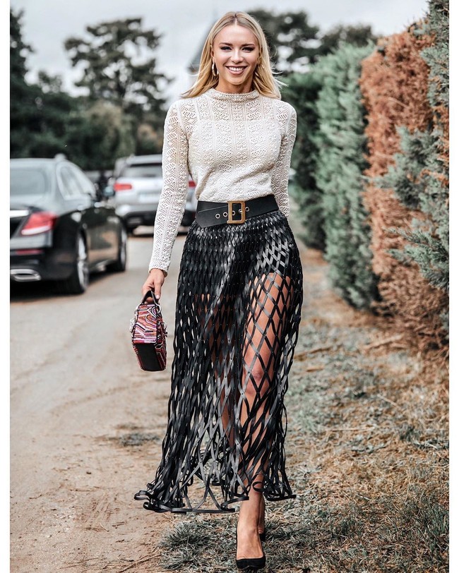 Postingan Anzhelika itu dipersonalisasikan olehnya dengan pesan ucapan selamat kepada para pria Rusia untuk memperingati Defender of the Fatherland Day atau yang juga dikenal sebagai Mens Day, secara tradisional berfokus pada prestasi militer dan menghormati mereka yang bertugas di tentara Rusia.  Foto: Instagram