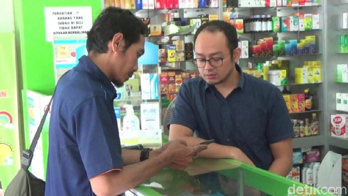Sejumlah apotek di Surabaya mengalami kelangkaan masker. Kelangkaan tersebut diakui pemilik apotek karena tak ada kiriman dari distributor.