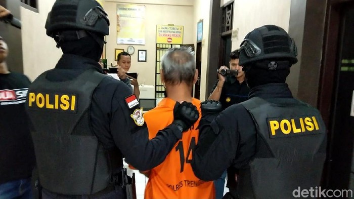 Polisi mengamankan pria di Trenggalek yang diduga melakukan pencabulan terhadap seorang bocah 10 tahun. Korban merupakan tetangganya sendiri.