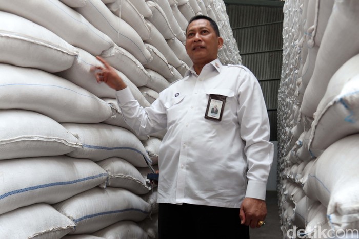 Cek Stok Beras, Buwas Kunjungi Gudang Bulog Gedebage Direktur Utama Perum Bulog Budi Waseso mengunjungi Gudang Bulog Gedebage, Bandung, Selasa (3/2). Buwas memastikan stok beras untuk Idul Fitri 2020 aman.
