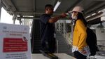 Penumpang LRT Velodrome Jalani Pemeriksaan Suhu Tubuh