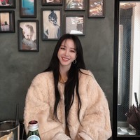 Ini adalah restoran yang bagus untuk kencan. Aku ingin pergi kencan dengan pacarku di hari seperti ini. Tapi pria-pria tidak mendekatiku beberapa waktu ini, kata Han Ye Seul. Foto: Instagram @han_ye_seul_