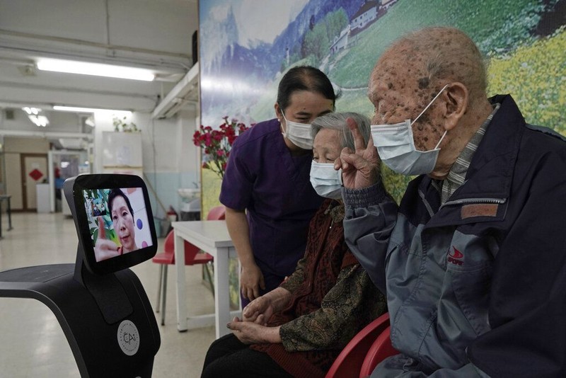 Virus corona telah menginfeksi puluhan ribu orang di berbagai negara di dunia. Di Hong Kong robot canggih pun dikerahkan guna lindungi para lansia dari COVID-19