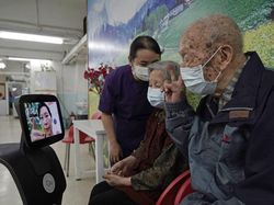 Robot Ini Bantu Lindungi Lansia di Hong Kong dari Corona