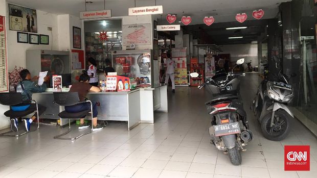 Jual-beli Mobil Normal di Depok, Pekerja Dealer Risau Corona