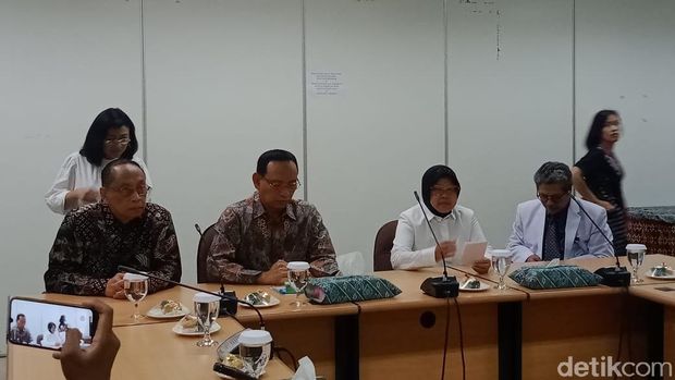 Rektor Unair Prof Nasih dan Wali Kota Risma/ 