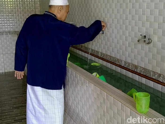 Air berwarna hijau terang yang mengalir dari keran di Masjid Al-Mubarok membuat heboh warga Kabupaten Pekalongan.