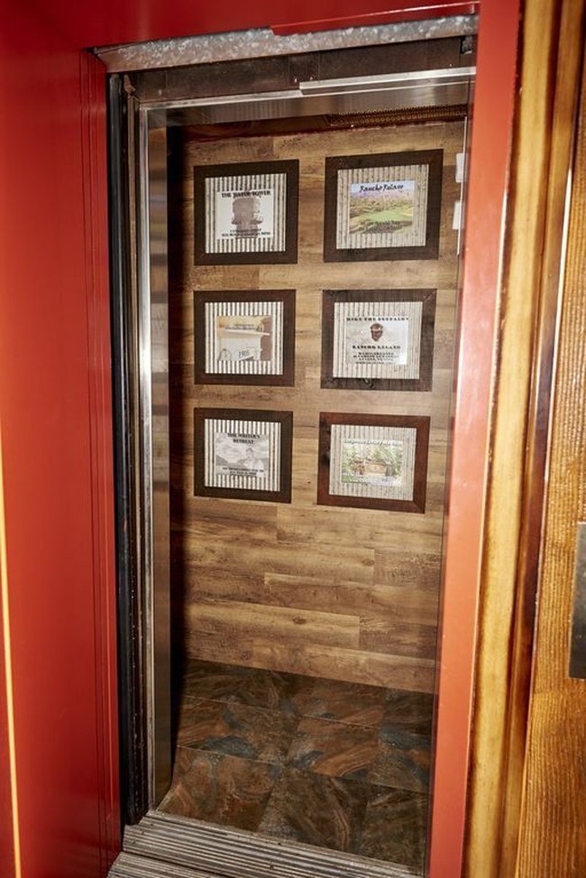 Pada 1980, menara air yang telah menjadi ikon daerah tersebut terancam dirubuhkan. Sampai akhirnya Scott Ostlund membelinya. Ia menggandeng arsitek lokal untuk mengubah rmenara tersebut menjadi sebuah hunian. Rumah terletak di atas menara, maka untuk mengaksesnya bisa menggunakan lift. (Foto: Dok. Tripadvisor)