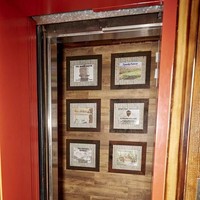 Pada 1980, menara air yang telah menjadi ikon daerah tersebut terancam dirubuhkan. Sampai akhirnya Scott Ostlund membelinya. Ia menggandeng arsitek lokal untuk mengubah rmenara tersebut menjadi sebuah hunian. Rumah terletak di atas menara, maka untuk mengaksesnya bisa menggunakan lift. (Foto: Dok. Tripadvisor)