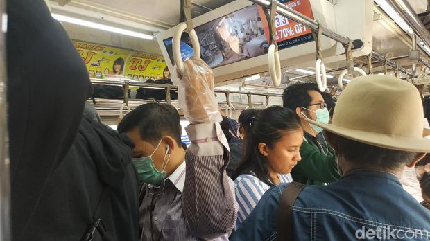 Ragam Trik Viral Tangkal Corona, Tangan 'Diplastikin' hingga Masker Radiasi