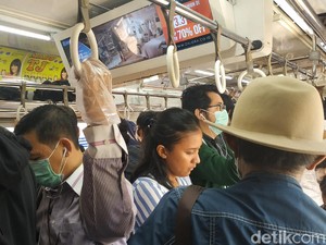 Waspada Corona, Penumpang KRL Bekasi-Kota Ini Tangannya Diplastikin