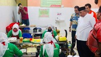 Masih soal UMKM, kunjungan kerja Mohammad Idris juga termasuk melihat industri makanan rumahan. Ada cireng dan pisang lumer yang jadi produk andalan. Foto: Instagram idrisashomad