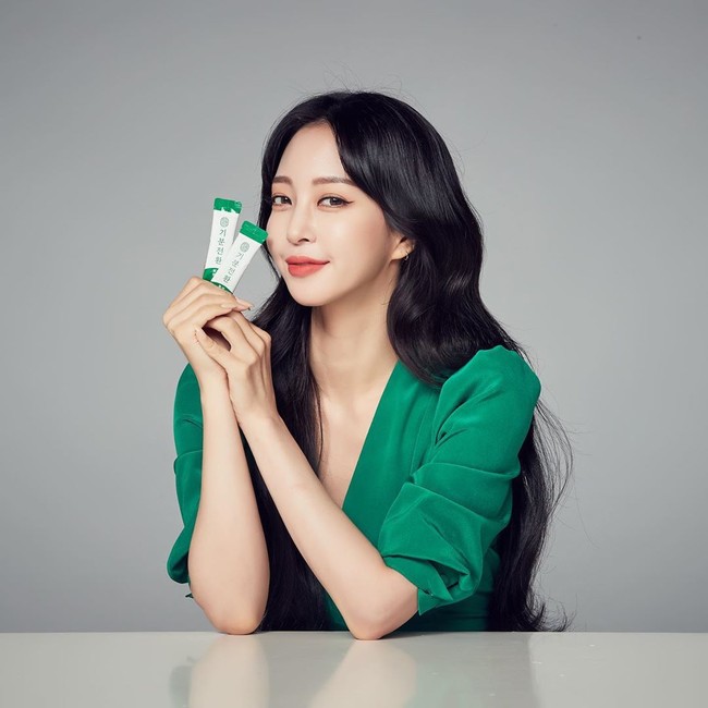 Sebelumnya Han Ye Seul juga pernah mengungkap pernah menjadi korban malpraktek yang membuat kulitnya justru luka setelah melakukan operasi pengangkatan lipoma. Foto: Instagram @han_ye_seul_