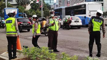 Berlatar keramaian pekerja Ibu Kota, ditengah pusat kota, kami mulai mencari dan berupaya mengabadikan semua yang terlihat.