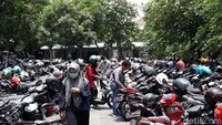 Aktivitas mahasiswa dan pegawai UNS, berlangsung seperti biasa. 