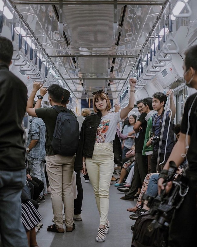 Tampilan dari Chika Jessica juga tidak kalah keren. Chika memilih tampilan santai dengan mengunakan kaos putih bergambar, celana panjang berwarna kuning muda, dan jaket jeans hitam. Chika melengkapi tampilannya itu dengan sepatu checkerboard dan kaca mata hitam yang dikenakannya di atas kepala. Foto: Instagram