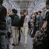 Tampilan dari Chika Jessica juga tidak kalah keren. Chika memilih tampilan santai dengan mengunakan kaos putih bergambar, celana panjang berwarna kuning muda, dan jaket jeans hitam. Chika melengkapi tampilannya itu dengan sepatu checkerboard dan kaca mata hitam yang dikenakannya di atas kepala. Foto: Instagram