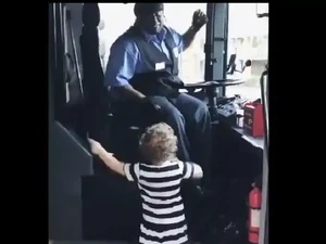 Gemasnya Sopir Bus dan Balita Joget Bersama Lagu Taylor Swift