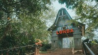 Jika kamu sudah singgah di Tana Toraja, rasanya tidak sah kalau belum menyempatkan diri ke Wisata Londa, kompleks kuburan yang berada di tebing batu besar ini dikelilingi pegunungan (Foto: Dok. RedDoorz)