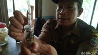 Ia mengaku sejak menemukan benda tersebut dan kabarnya beredar luas, setiap hari selalu kedatangan tamu yang penasaran. Awalnya hanya anak-anak saja, tapi semakin lama banyak orang tua yang melihat langsung sosok dalam botol tersebut.