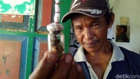 Karena penasaran, Mbah Gandrong pun mengambil botol tersebut. Ia kemudian membersihkan botol yang berukuran 5-7 sentimeter dengan diameter 1,5 sentimeter itu. Ternyata di dalam botol kecil itu terdapat dua sosok misterius.
