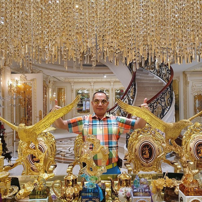 Inilah pria Taiwan bernama Hu Hang-feng yang punya empat istri dan 14 anak. Hu Hang-feng menjadi viral karena pengakuannya tinggal di rumah delapan lantai bersama empat istri dan 16 selingkuhan. Foto: Facebook