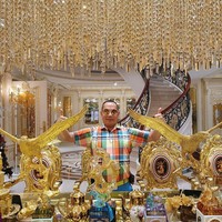 Inilah pria Taiwan bernama Hu Hang-feng yang punya empat istri dan 14 anak. Hu Hang-feng menjadi viral karena pengakuannya tinggal di rumah delapan lantai bersama empat istri dan 16 selingkuhan. Foto: Facebook