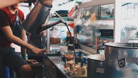 Pontianak merupakan kota yang sangat cocok untuk kamu yang suka berburu kuliner khas daerah. Kota ini menyimpan berbagai menu makanan unik yang wajib dicoba, mulai dari Ce Hun Tiaw (es campur), es krim Angi, dan kopi Koh Asiang yang melegenda dan dibuat dengan metode Hainan, ditarik-ulur hingga berbuih. (Foto: Dok. RedDoorz)
