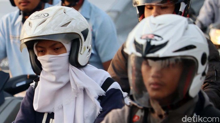 Jawa Barat siaga 1 virus corona, pasca dua warga Depok positif corona. Untuk menangkal penyebaran virus tersebut, warga Kota Bandung ramai-ramai gunakan masker.