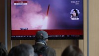 Kepala Staf Gabungan Korea Selatan (Korsel) atau JCS dalam pernyataannya menyebut dua proyektil terdeteksi ditembakkan ke arah timur dari area Wonsan, Korut, pada Senin (2/3) waktu setempat. AP Photo/Lee Jin-man.