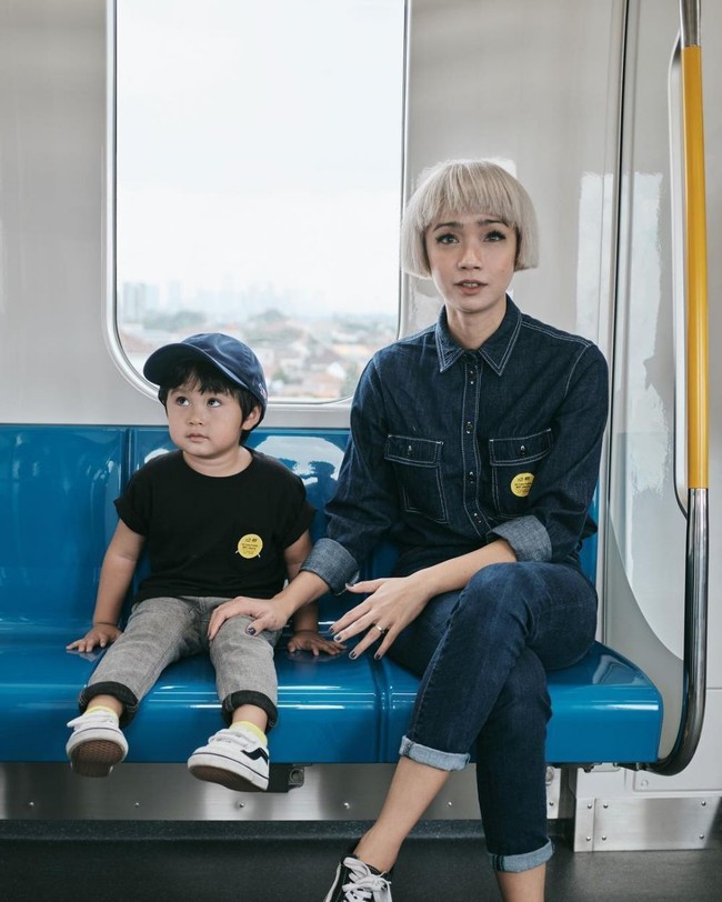 Intan Ayu berpose dengan sang anak dengan gaya simpel. Ia tampak bergaya denim serba navy dengan sepatu sneakers hitam. Tampilan Ayu ini terlihat sangat santai dan sederhana namun tetap trendi. Foto: Instagram