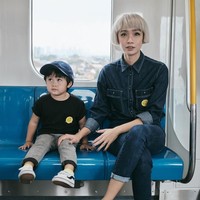 Intan Ayu berpose dengan sang anak dengan gaya simpel. Ia tampak bergaya denim serba navy dengan sepatu sneakers hitam. Tampilan Ayu ini terlihat sangat santai dan sederhana namun tetap trendi. Foto: Instagram
