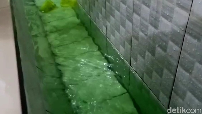 Air berwarna hijau terang yang mengalir dari keran di Masjid Al-Mubarok membuat heboh warga Kabupaten Pekalongan.