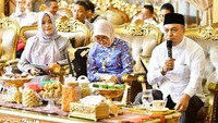 Duduk bersama senator dari Maluku dan senator dari Sulawesi Selatan, Fahira terlihat menghadiri sebuah acara. Jamuan makanan pun sudah disajikan lengkap di depan Fahira. Foto: instagram @fahiraidris