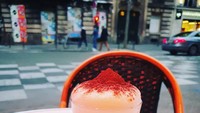Fahira yang mengenakan hijab ini paling suka menyeruput kopi. Ketika di Paris, Fahira tak melewatkan segelas coffee latte hangat. My cute coffee latte kata Fahira. Foto: instagram @fahiraidris