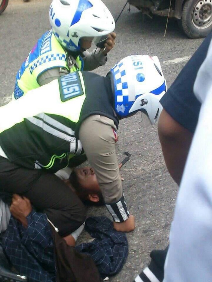 Polantas di Batam tangkap pemotor tak pakai helm. Saat diperiksa ternyata pemotor kantongi sabu (dok. istimewa)