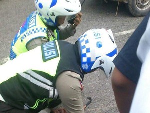 Pemotor Tak Pakai Helm Tolak Disetop Polantas, Ternyata Kantongi Sabu