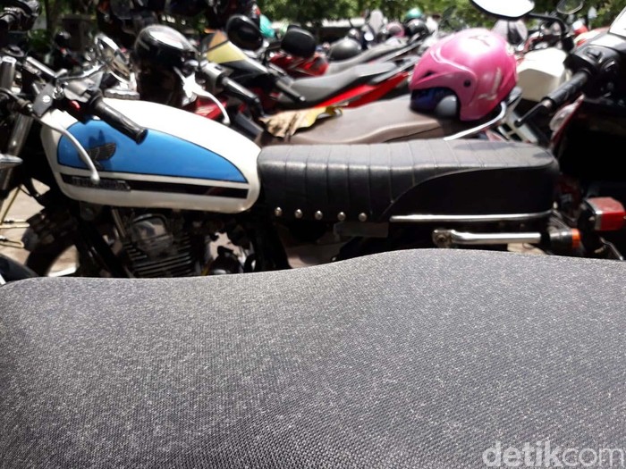 Hujan Abu Tipis Akibat Erupsi Merapi Guyur UNS Hujan abu akibat erupsi Gunung Merapi masih turun di Universitas Sebelas Maret (UNS) Solo. Meski demikian, abu yang turun sudah sangat tipis.