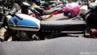 Pantauan detikcom, Selasa (3/3/2020), di area parkiran UNS terlihat sejumlah sepeda motor dihinggapi abu.