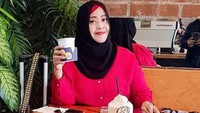 Fahira siap terbang menuju Jambi. Sambil menunggu pesawat, ia pun memilih ngopi di bandara. Ada kopi tapi ada juga kelapa muda yang siap ia nikmati. Foto: instagram @fahiraidris