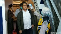 85 Penumpang dari Singapura Airlines SQ 938 dan 82 penumpang Malaysia Airlines MH 871 yang turun langsung dihampiri petugas dengan membawa alat thermo gun.
