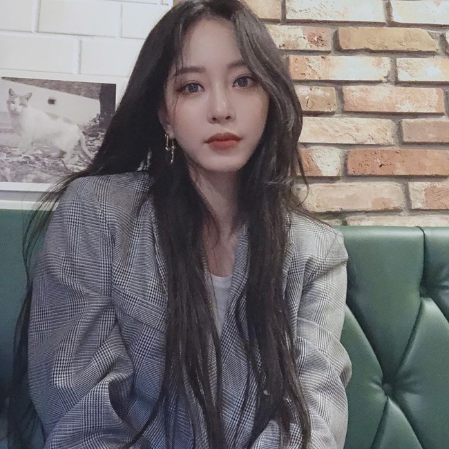Han Ye Seul yang pernah memenangkan penghargaan sebagai Best New Actress untuk film Miss Gold Digger baru-baru ini jadi perbincangan karena baru kembali dari Milan, Italia. Sempat digosipkan terkena virus Corona untungnya tes membuktikan sebaliknya. Kala itu Han Ye Seul bertolak ke Milan untuk menghadiri fashion show Fendi. Foto: Instagram @han_ye_seul_