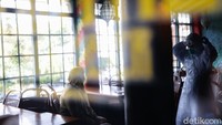 Petugas dari Dinkes DKI Jakarta melakukan sterilisasi dengan mengenakan pakaian khusus berwarna putih dan membawa perlengkapan khusus.