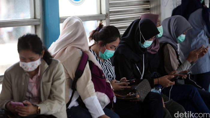 Indonesia belum lama ini laporkan kasus pertama 2 WNI positif virus corona. Sebagai langkah pencegahan, warga di Jakarta pun kenakan masker saat beraktivitas.