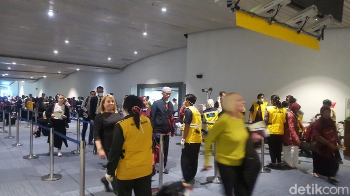 Dua warga negara Indonesia positif virus corona atau Covid-19. Pengawasan di terminal kedatangan Bandara Soekarno-Hatta (Soetta) diperketat.