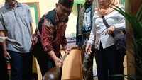 Di Semarang, Mohammad Idris meninjau stand UMKM dari Depok yang memperlihatkan proses pembuatan dodol. Ia juga mencoba mengaduk adonan dodol lho! Foto: Instagram idrisashomad
